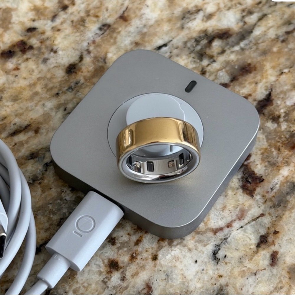 Oura Ring 4 Gold Finish with Charging Port